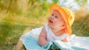 Sommer mit Baby – Was gehört in die Wickeltasche? 